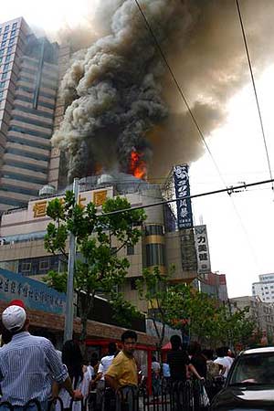 组图:上海长寿路家电商场发生火灾 原因调查中