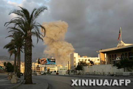 图文：13日贝鲁特南郊遭到空袭后浓烟滚滚