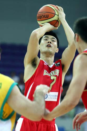 图文:斯杯中国63-61险胜澳大利亚 王仕鹏投篮