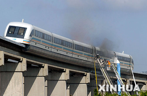 8月11日,上海一辆磁悬浮列车起火,图为消防队员正在灭火