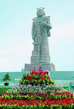 株洲炎帝广场上高耸的炎帝神农像是株洲的标志性雕塑.