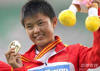 图文:田径世青赛 中国选手薛飞在冠军领奖台上