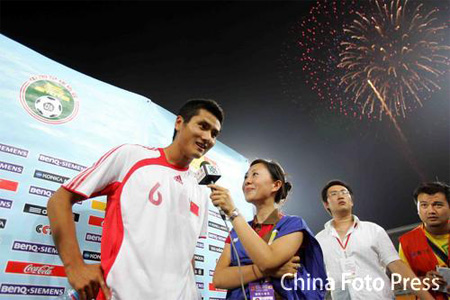 图文：亚洲杯中国1-0新加坡 邵佳一接受采访