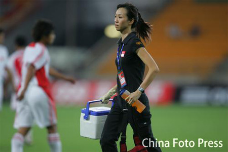 图文：亚洲杯国足1-0新加坡 手持急救箱上场