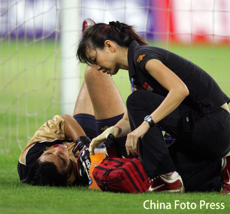 图文：亚洲杯国足1-0新加坡 美女队医检查球员