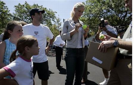 图文：WTA罗杰斯杯 红粉德娃接受球迷簇拥签名
