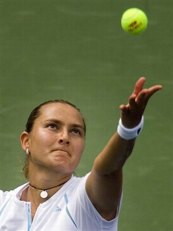 图文：WTA罗杰斯杯 佩特洛娃比赛中发球瞬间