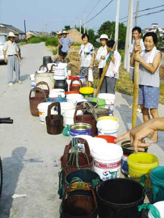 南京南宕村大旱断水 村民为保命喝血吸虫水