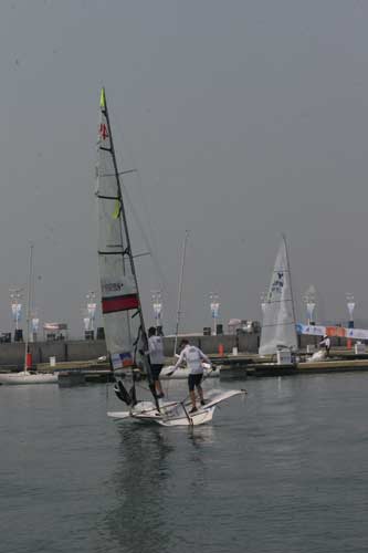 图文：青岛帆船赛进行丈量和训练 德国队下水训练