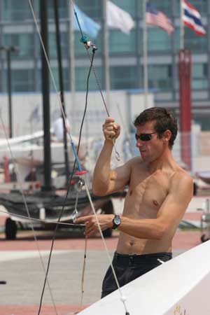 图文：青岛帆船赛进行丈量和训练 选手调试帆船