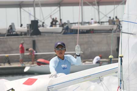 图文：青岛帆船赛进行训练 日本选手调试风帆