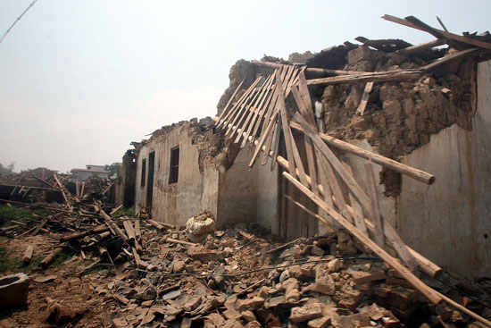灾区到处可见倒塌的房屋.