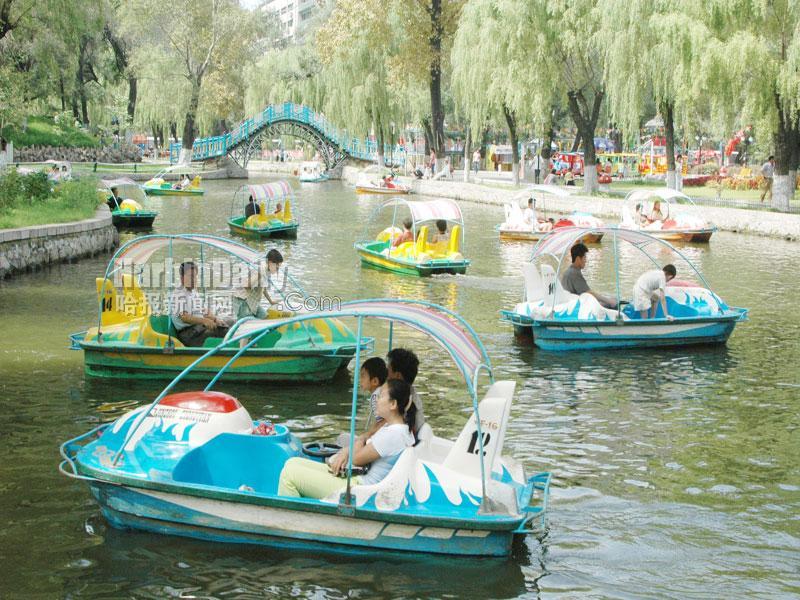 双休日里,许多市民纷纷来到公园内划船,享受秋高气爽的闲暇时光.