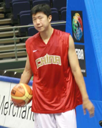 世锦赛图:中国男篮上午训练 王治郅运球