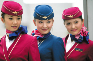 南航空姐将于下周换新装,新式制服中乘务长穿蓝色,乘务员穿红色.