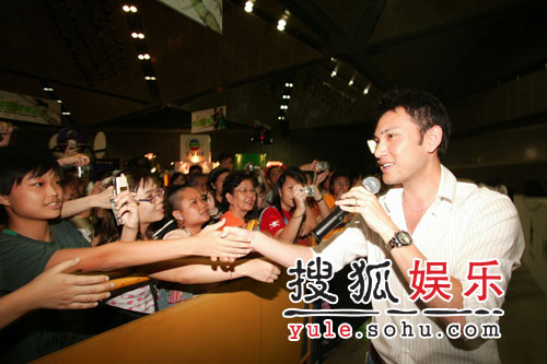 林文龙杨思琦到访新加坡 为当地电视台庆生辰
