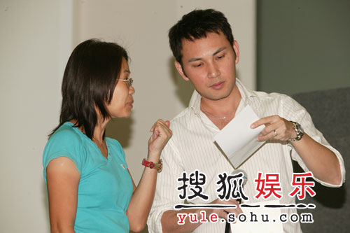 林文龙杨思琦到访新加坡 为当地电视台庆生辰