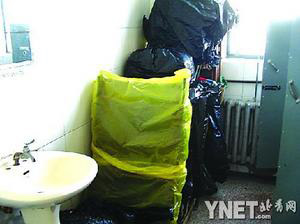 北京多家三甲医院厕所脏乱不堪 病人怕得传染