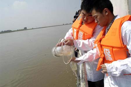 图文:环境监测人员取水样检查