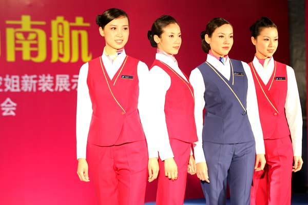 再换新装 看南航空姐每套近万元的新"行头"(组图)