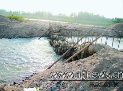 污染地现场目击:三道堤坝拦截两小时监测1次(