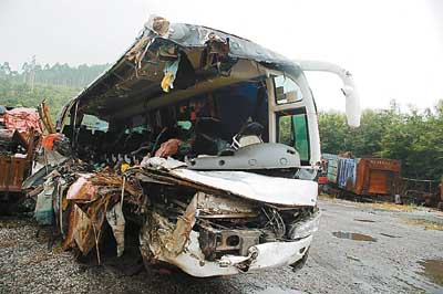 京珠高速车祸17人遇难   事发韶关段,大客车猛撞大货车,另有33人