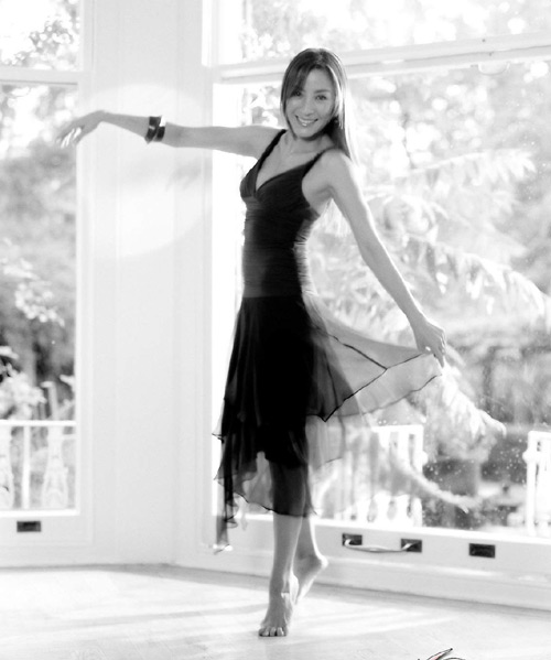 杨紫琼成熟写真 动作女星展优雅动人风采(图)