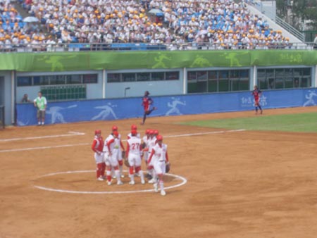 图文：女垒世锦赛美国-朝鲜 朝鲜队步入赛场 