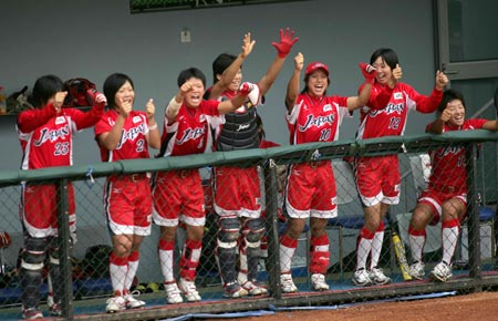 图文：世锦赛日本-委内瑞拉 队员为球队喝彩