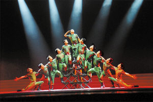 北京军区代表队表演的男子集体舞《折叠椅畅想曲》.