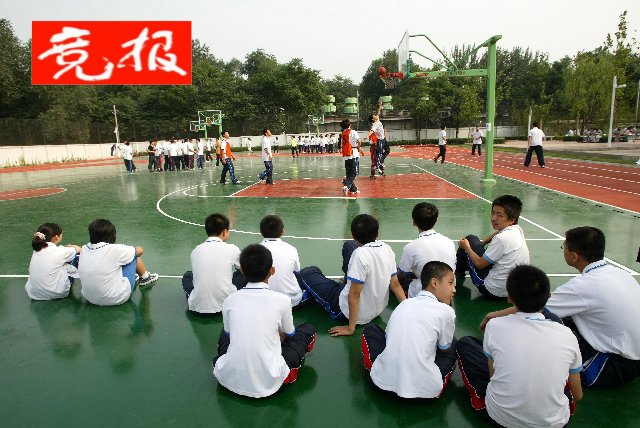 在东直门中学新校舍落成仪式上, 学生在宽阔的新操场上打篮球