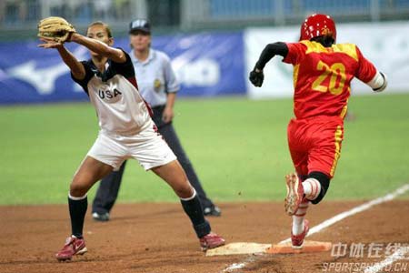 图文：中国女垒VS美国 中国队队员接球