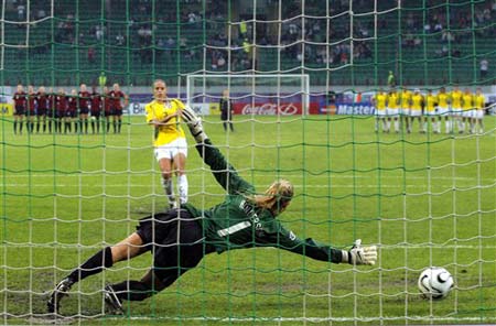 图文：女足世青赛巴西夺铜 巴西球员点球破门