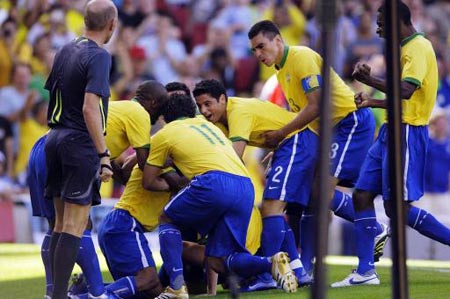 图文：热身赛巴西VS阿根廷 巴西球员庆贺进球