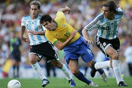 图文:热身赛巴西3-0阿根廷 卡卡带球突破重围
