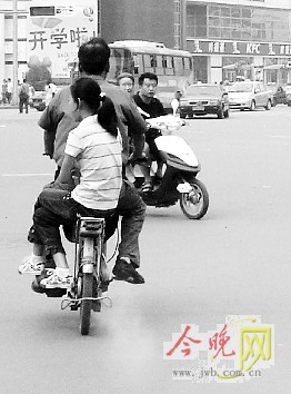 记者目击骑车带人(图)