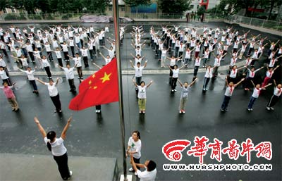 哑生手语"唱"国歌(组图)