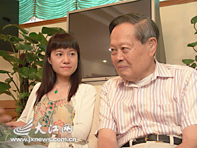 杨振宁接受专访谈爱妻 称翁帆是自己的耳朵(