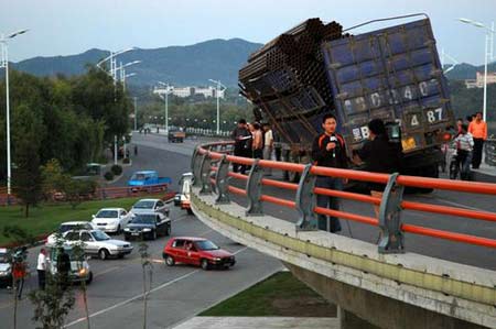 吉林:超大货车桥上倾斜 市政部门紧急救援(图)