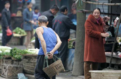 70岁老人严冬穿背心