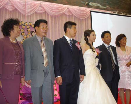 图文:李佳军婚礼 双方家人幸福的在一起