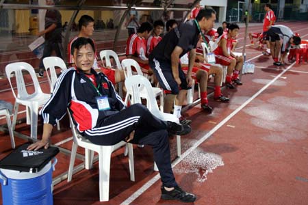图文:亚少赛中国VS朝鲜 教练郑雄赛前充满信心