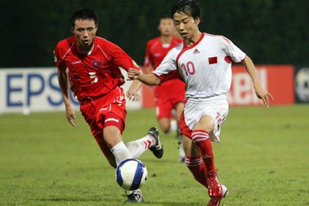 图文：亚少赛中国1-2朝鲜 对手紧逼王云龙