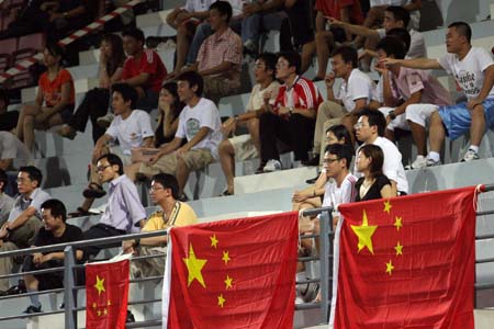 图文：亚少赛中国1-2朝鲜 看台上的中国球迷