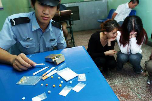 今天凌晨4时西直门外派出所查获3包k粉22粒摇头丸和大麻烟