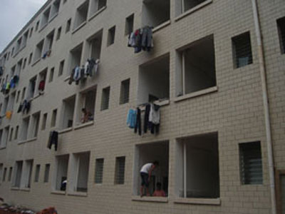 海南学生住未完工公寓 怪味导致头晕流鼻血(图