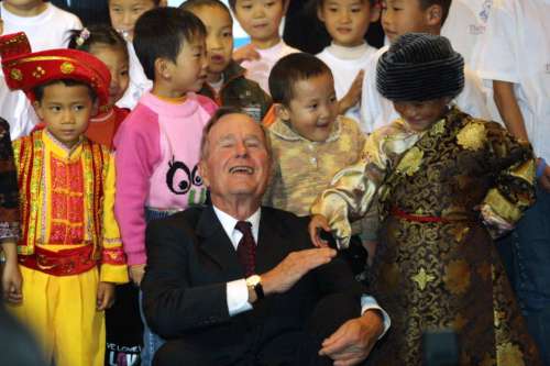 中国参加一场慈善活动时,一位藏族小朋友主动伸出小手,惹得老布什忍不