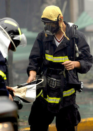 浙江湖州织里镇个体商厦发生火灾 发现14人死