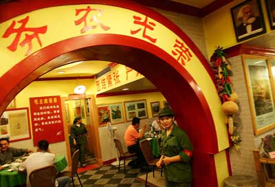 广州一饭店有“文革”时特色 服务员穿军绿制服