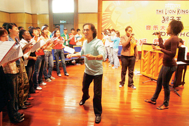 《狮子王》音乐总监和专业演员传授演唱技巧